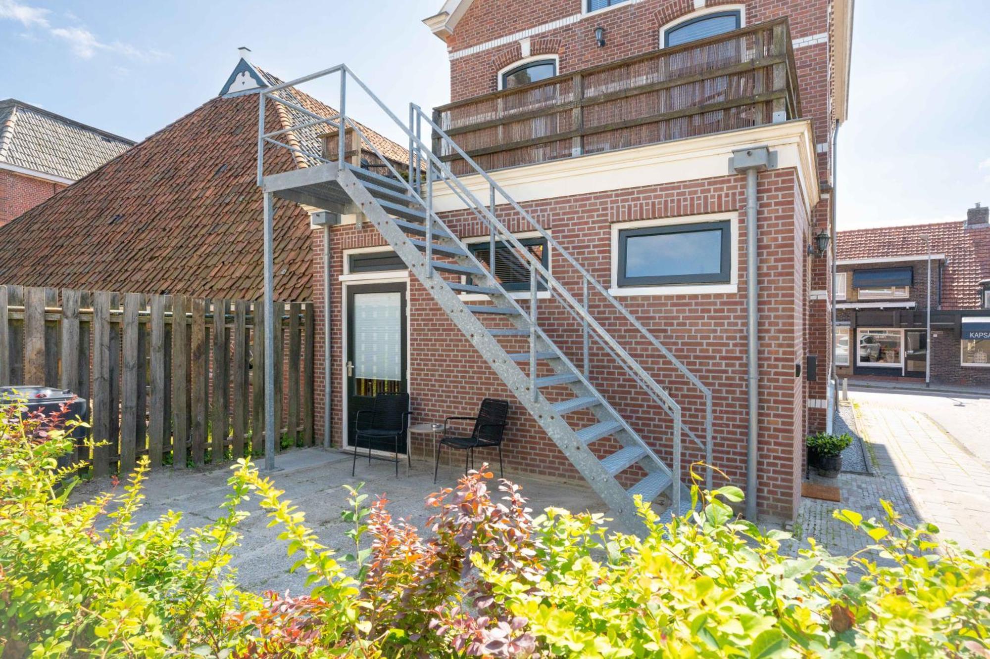 Sfeervol Verblijf In Oude Gemeentehuis Eenrum. Exterior photo